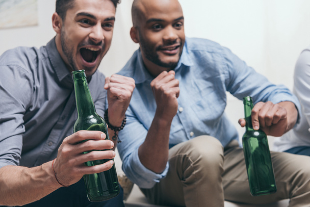 homens assistindo futebol e bebendo cerveja
 - Foto, Imagem