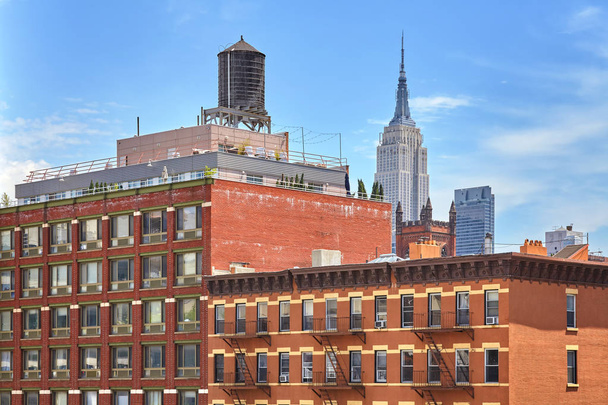 ニューヨークのアパートの建物、米国の屋上水タンク - 写真・画像