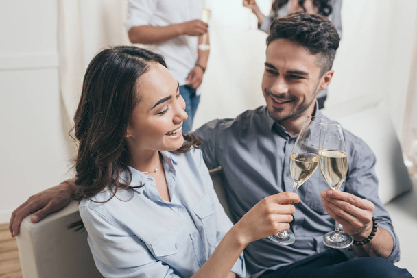 jovem casal clinking com taças de champanhe
 - Foto, Imagem