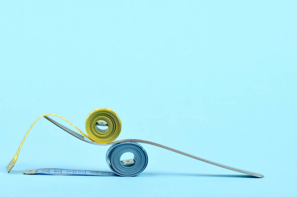 Samenstelling van de vork en het meten van de banden in blauw en geel - Foto, afbeelding