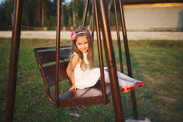 young happy girl on the swings - Fotoğraf, Görsel