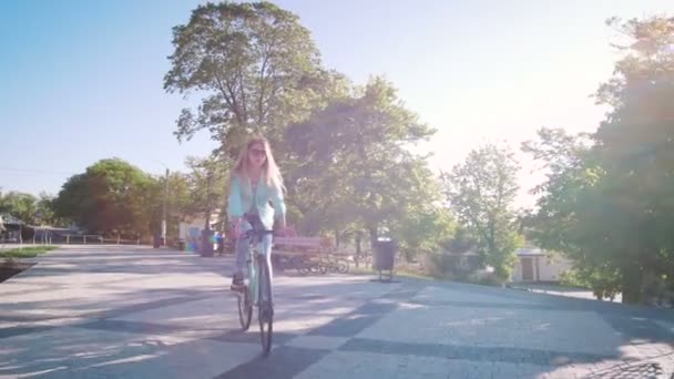 женщина катается на велосипеде
 - Кадры, видео