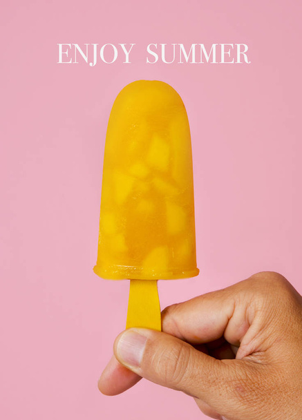 Eis-Pop und Text genießen den Sommer - Foto, Bild
