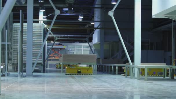 Industrieller Innenraum, Produktion von Keramikfliesen, moderner Werksinnenraum, Plattform für elektrisch gelenkte Fahrzeuge - Filmmaterial, Video