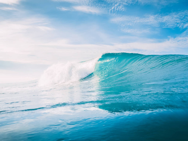 大きな海の波のしぶき  - 写真・画像