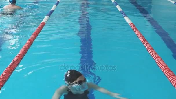 Apto nadador menina pulando e torcendo na piscina
 - Filmagem, Vídeo