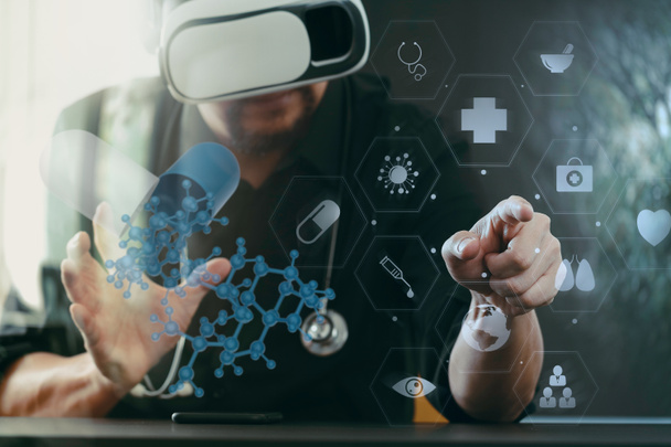 Geschäftsmann trägt Virtual-Reality-Brille in modernem Bürowitz - Foto, Bild