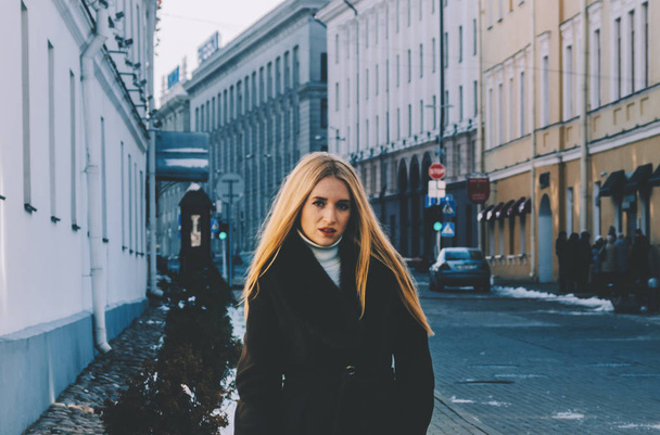 Blond Girl On Street - Valokuva, kuva