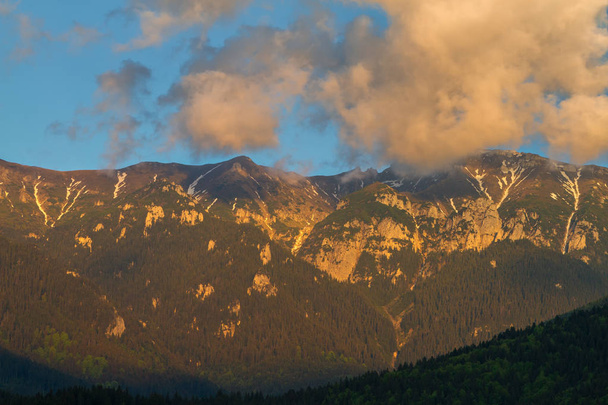 Majestuosa vista con la luz del atardecer en los picos nevados del monte Bucegi Cárpatos montañas
 - Foto, imagen