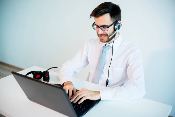 Smiling male call center operator - Foto, Imagen