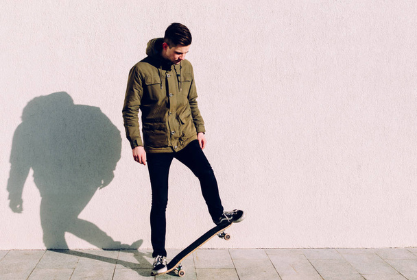 Young man riding skateboard  - Fotoğraf, Görsel