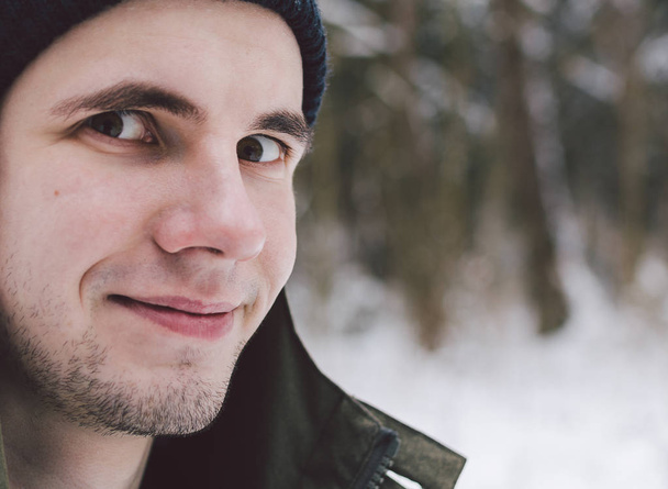 Young man in winter forest - Fotografie, Obrázek