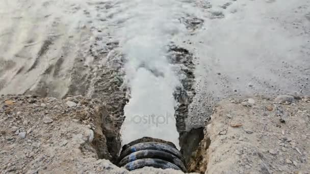 Труба для сточных вод из деревни в канал
 - Кадры, видео