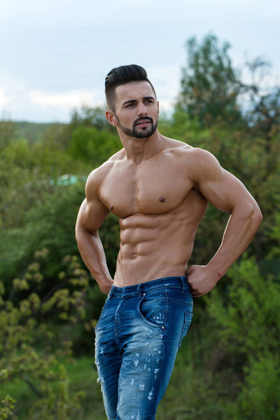 man with muscular body on natural background - Foto, Imagem