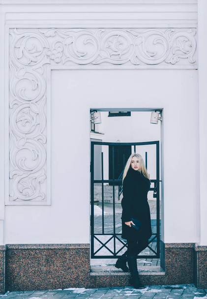 Blonde woman on a walk in City - Foto, Imagen