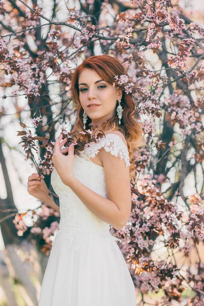 Beautiful bride on nature background - Foto, afbeelding