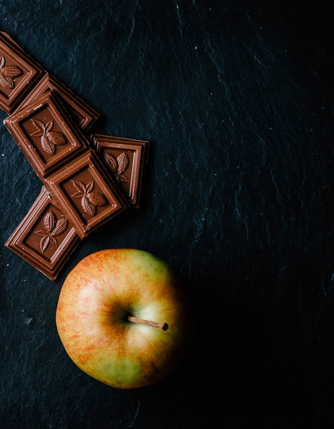 delicious chocolate and apple - Фото, зображення