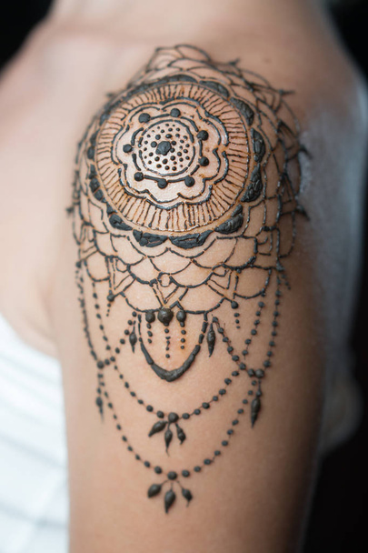 Closeup henna tattoo στον ώμο της γυναίκας - Φωτογραφία, εικόνα