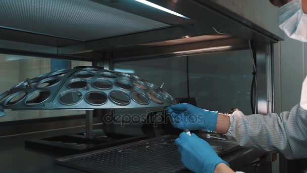 Wetenschapper schoonmaken lens met wattenstaafje op laboratorium werkplek - Video