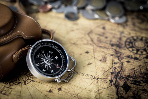 Kompas a fotoaparát na vintage mapa místa kopie - Fotografie, Obrázek