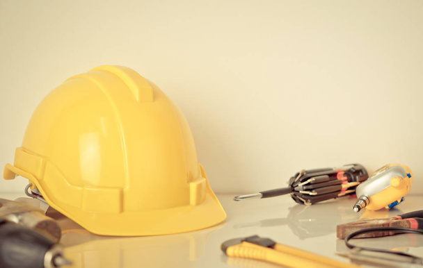 Equipo de trabajador de la construcción con casco en escritorio blanco
 - Foto, Imagen