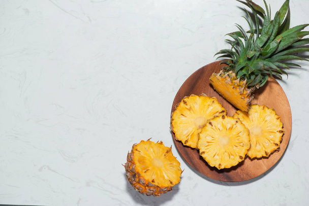 fresh sliced pineapple - Фото, зображення
