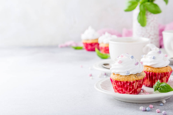 cupcake alla vaniglia con crema bianca
 - Foto, immagini