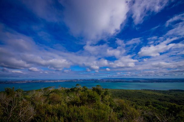 Vista para a Ilha Rangitoto de North Head em um dia ensolarado com um belo céu azul
 - Foto, Imagem