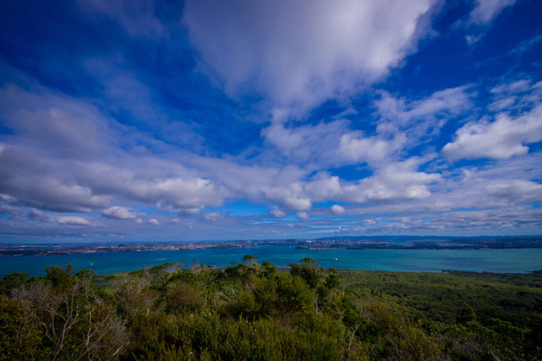 Blick von Norden auf die Insel Rangitoto an einem sonnigen Tag mit schönem blauen Himmel - Foto, Bild