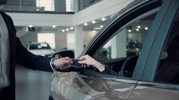 Менеджер по продажам дает клиенту ключи от автомобиля
 - Фото, изображение