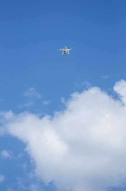 Quadrocopter with a video camera against the sky - Fotoğraf, Görsel