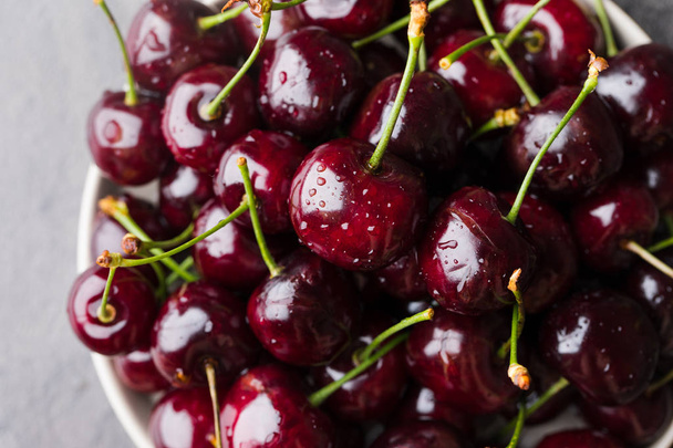 Fresh cherry on a table with water drops. Macro - Foto, Imagen