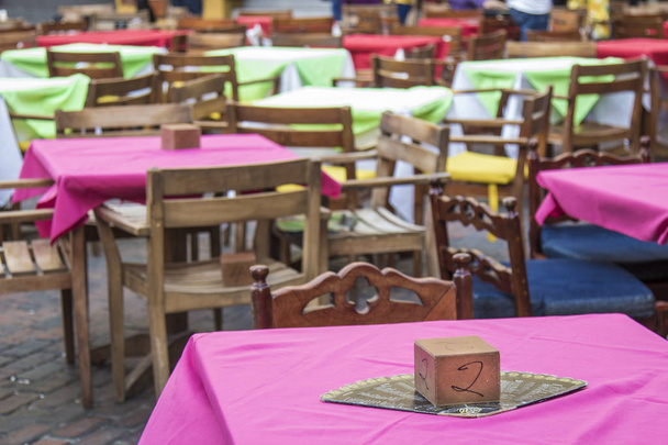 Χρώμα τραπέζια με καρέκλες στην Cartagena de Indias - Φωτογραφία, εικόνα