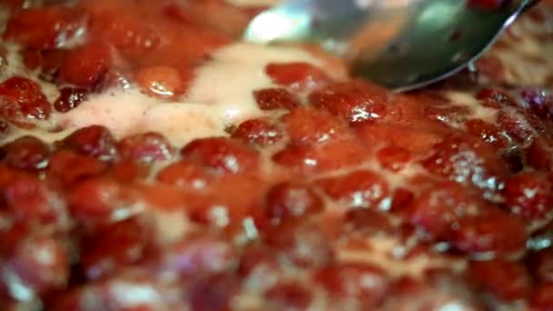 Vaření chutné jahodový džem - Záběry, video