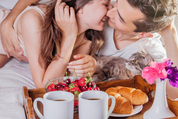 Couple having breakfast in bed - Foto, afbeelding