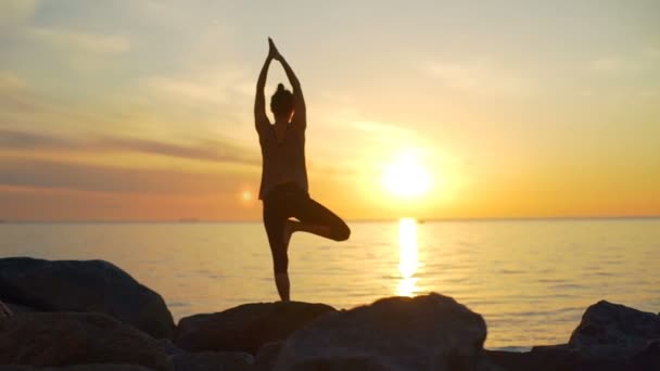 Sağlıklı genç güzel kadın Yoga asanas okyanus kıyısı gündoğumu ağır çekim yapıyor - Video, Çekim