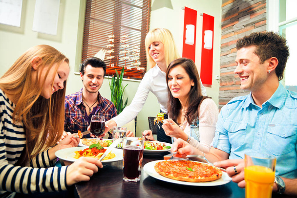 чотири друзі обідають в ресторані
 - Фото, зображення