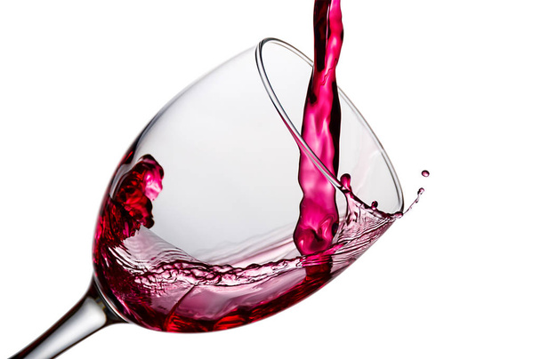 κρασί που διοχετεύονται σε ένα ποτήρι closeup, απομονωμένες - Φωτογραφία, εικόνα