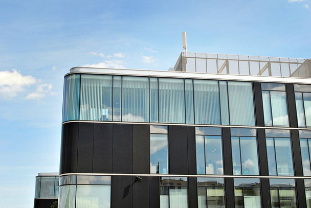 Modern bina. Modern ofis binası ile cam cephe. - Fotoğraf, Görsel