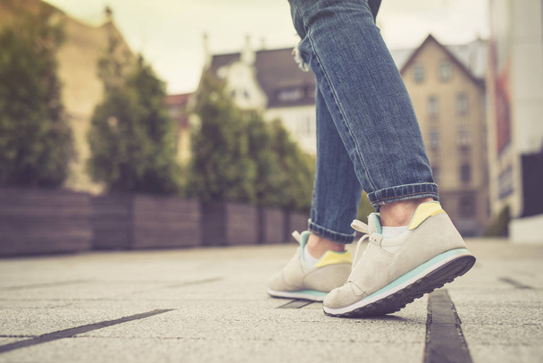 Beine und Füße. junges Mädchen spaziert durch die Stadt - Foto, Bild