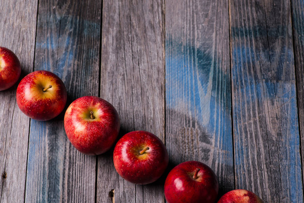 Saisonnier. Automne. Pommes rouges sur la surface rustique en bois
 - Photo, image