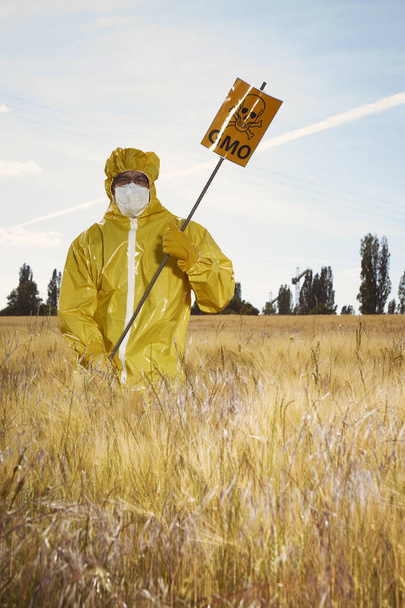 Acivist protesting against genetically modified cereals on field - Fotografie, Obrázek