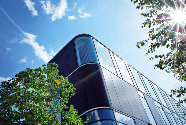 Edificio moderno. Moderno edificio de oficinas con fachada de vidrio
 - Foto, imagen