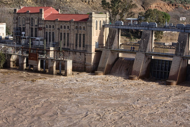 Central hidroeléctrica en Mengibar liberando agua tras fuertes lluvias de invierno, en la provincia de Jaén, España
 - Foto, imagen