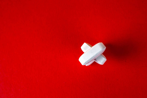 Pillen, Tabletten und Stethoskop auf weißem Hintergrund - Foto, Bild