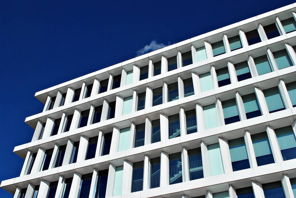 modernes Gebäude. modernes Bürogebäude mit Glasfassade - Foto, Bild