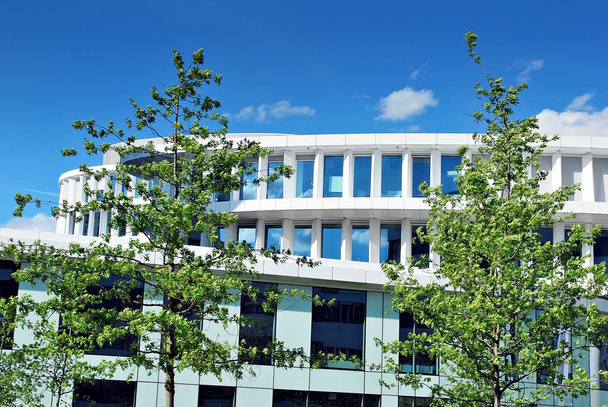 Bâtiment moderne. Immeuble de bureaux moderne avec façade en verre
. - Photo, image