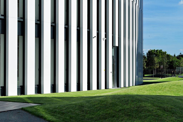 Modern bina. Modern ofis binası ile cam cephe. - Fotoğraf, Görsel