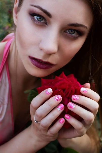 Portrait of girl with beautiful make-up and pink nail art - Foto, imagen