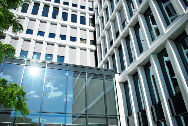 Modern gebouw. Modern kantoorgebouw met gevel van glas - Foto, afbeelding